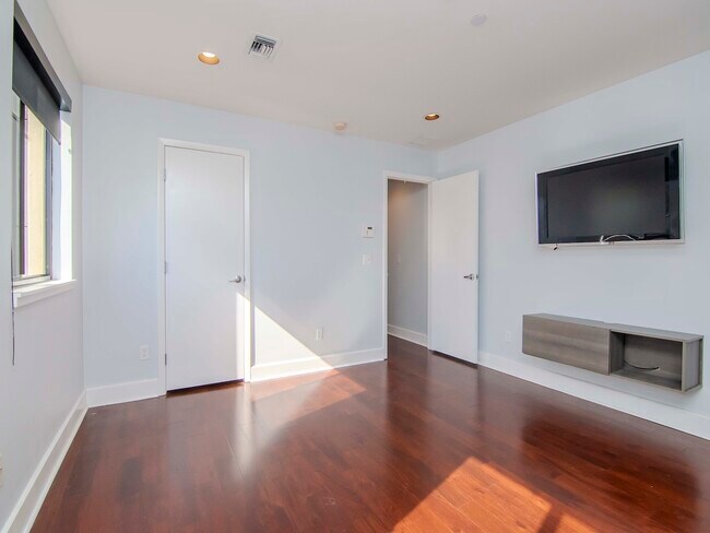 Building Photo - 213 S Moody Ave