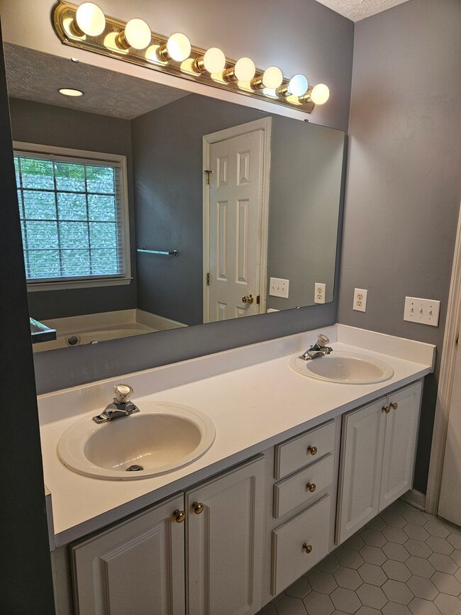 Building Photo - 4 Bedroom, 2.5 Bath Home Located in the Es...