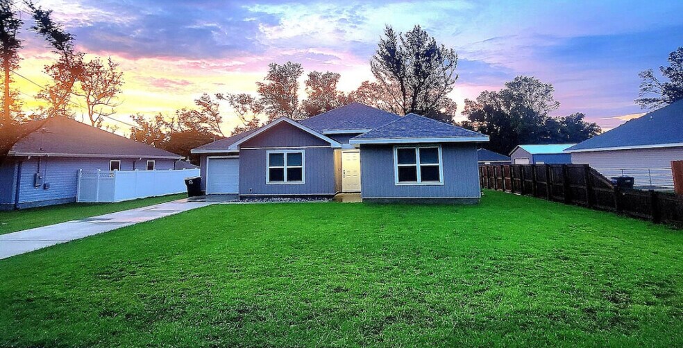 Building Photo - 13050 Hartung Ave