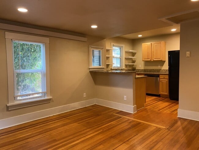 Building Photo - 135 N Sherwood St