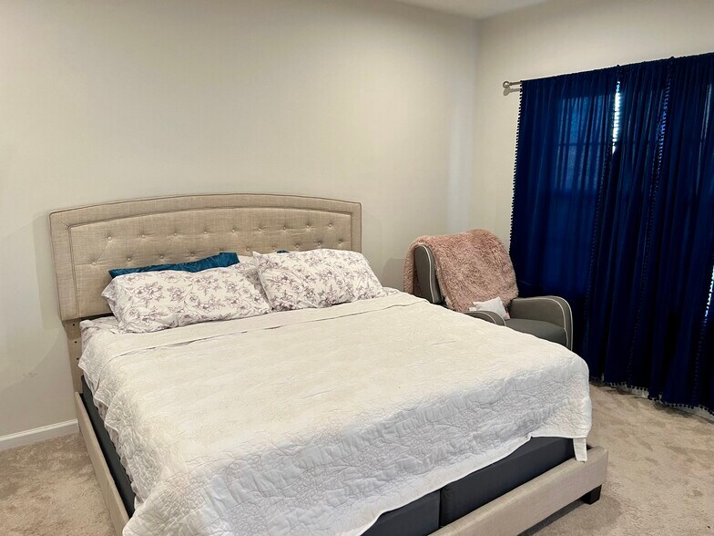 Master bedroom - 1021 Rutland Ave