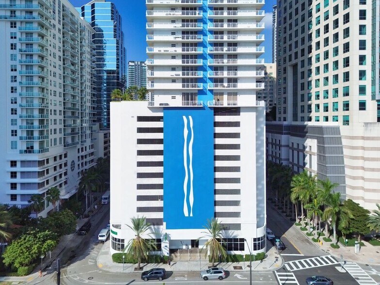 Building Photo - 1200 Brickell Bay Dr