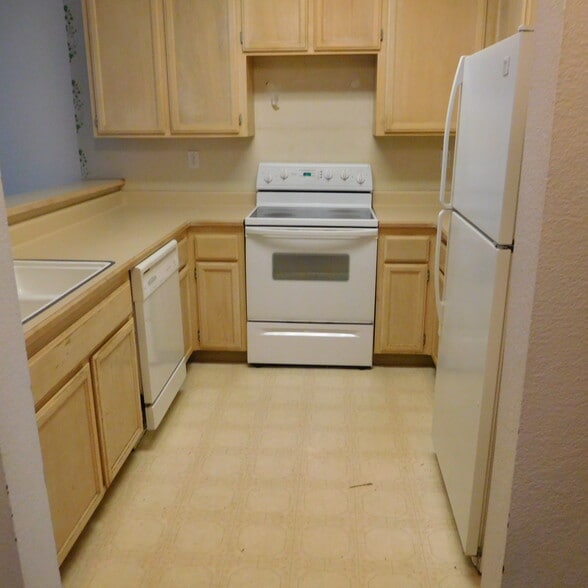 Building Photo - 1850 Blossom Ave