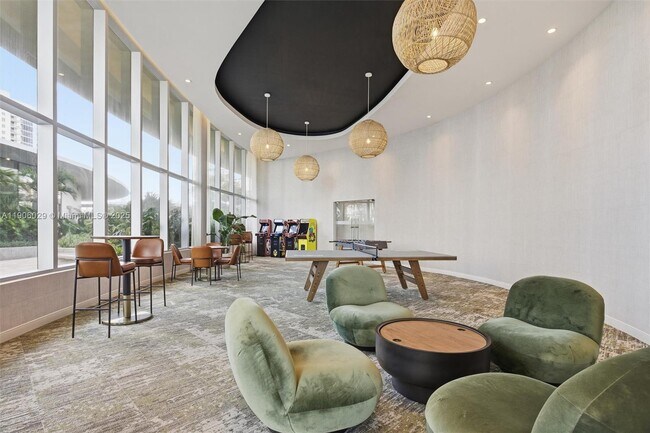 Building Photo - 700 NE 24th St