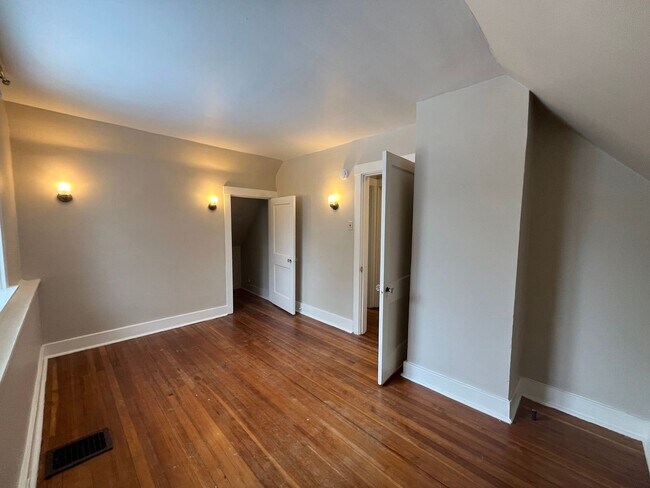 Building Photo - Lovely 2BR Home w/Fenced in Backyard!