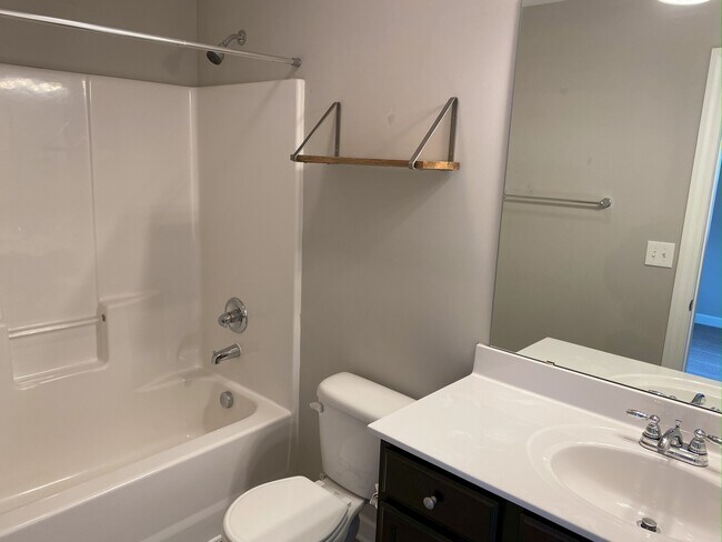 Main bedroom's bathroom - 4 Lincoln St