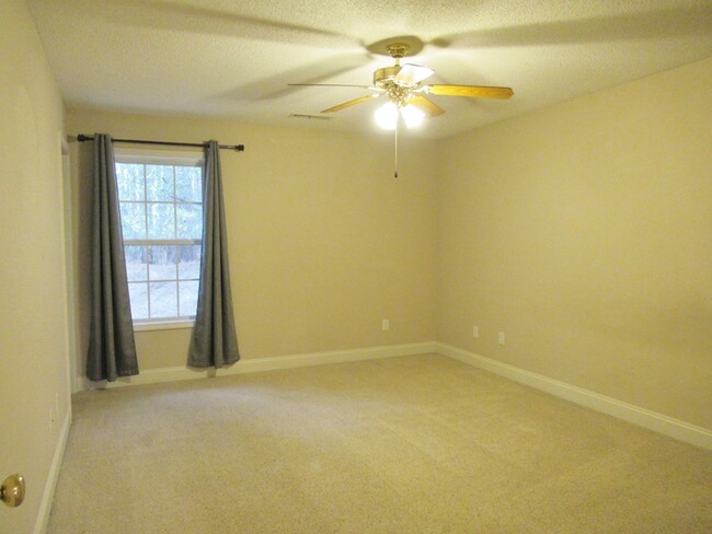 Building Photo - 3760 Beacon Dr