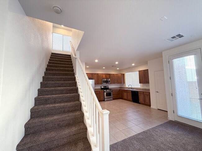 Building Photo - Beautiful 3 bedroom 2.5 bath Home in Provi...