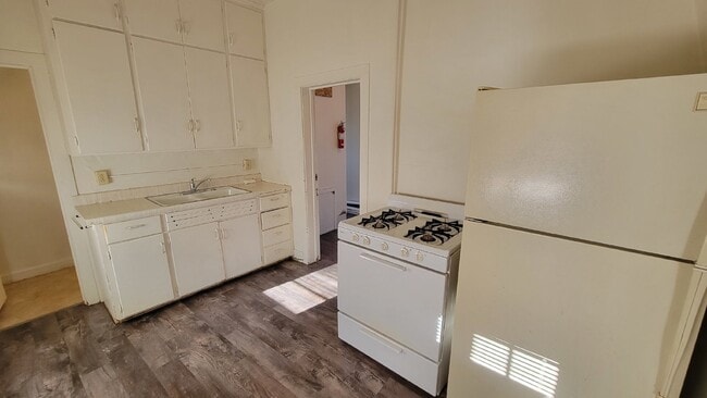 Building Photo - Great 1 bed 1 bath lower level unit in Duplex!