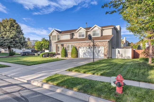 Building Photo - 5BR Sandy Home w/ NEW Flooring, Huge Basement & Large Backyard