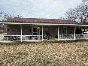 Building Photo - Cute 2006 Home!