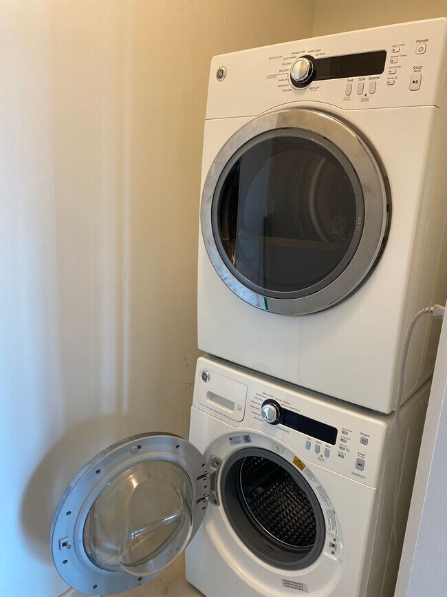 Building Photo - 1 Bed, 1 Bath Condo Near Downtown Evanston...