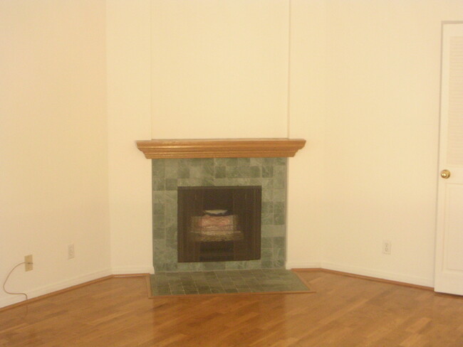 Living Room Fireplace - 914 Lincoln Blvd