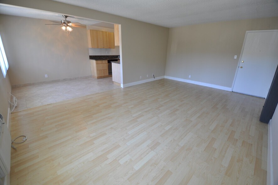 Building Photo - 14025 Moorpark St