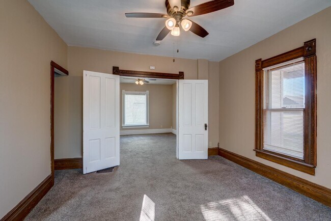 Building Photo - 427 Vernal Ave