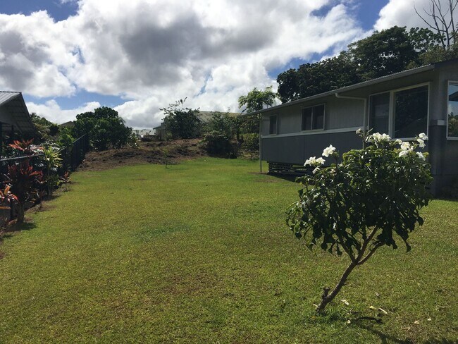 Building Photo - Conveniently Located 2BR/1BA Home - Near Keaau Shopping Center