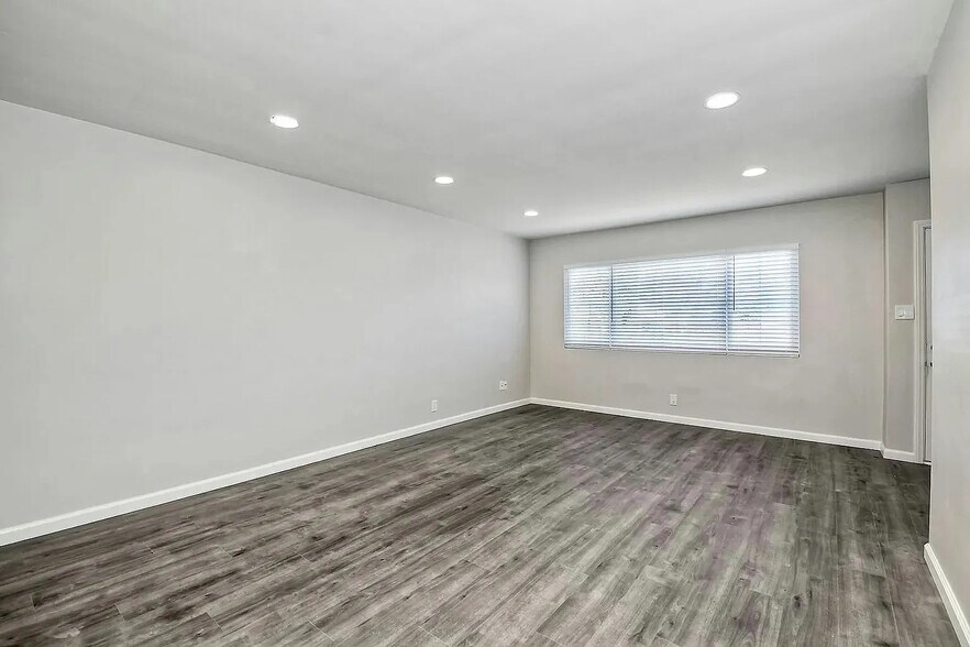 Building Photo - 204 W Los Angeles Dr