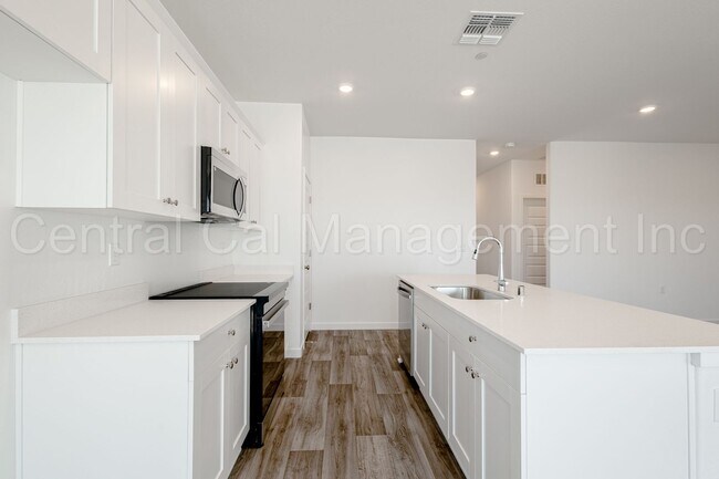 Building Photo - 4 Bedroom, 2 Bath Home with Solar in the Southwest - $2495 Per Month!