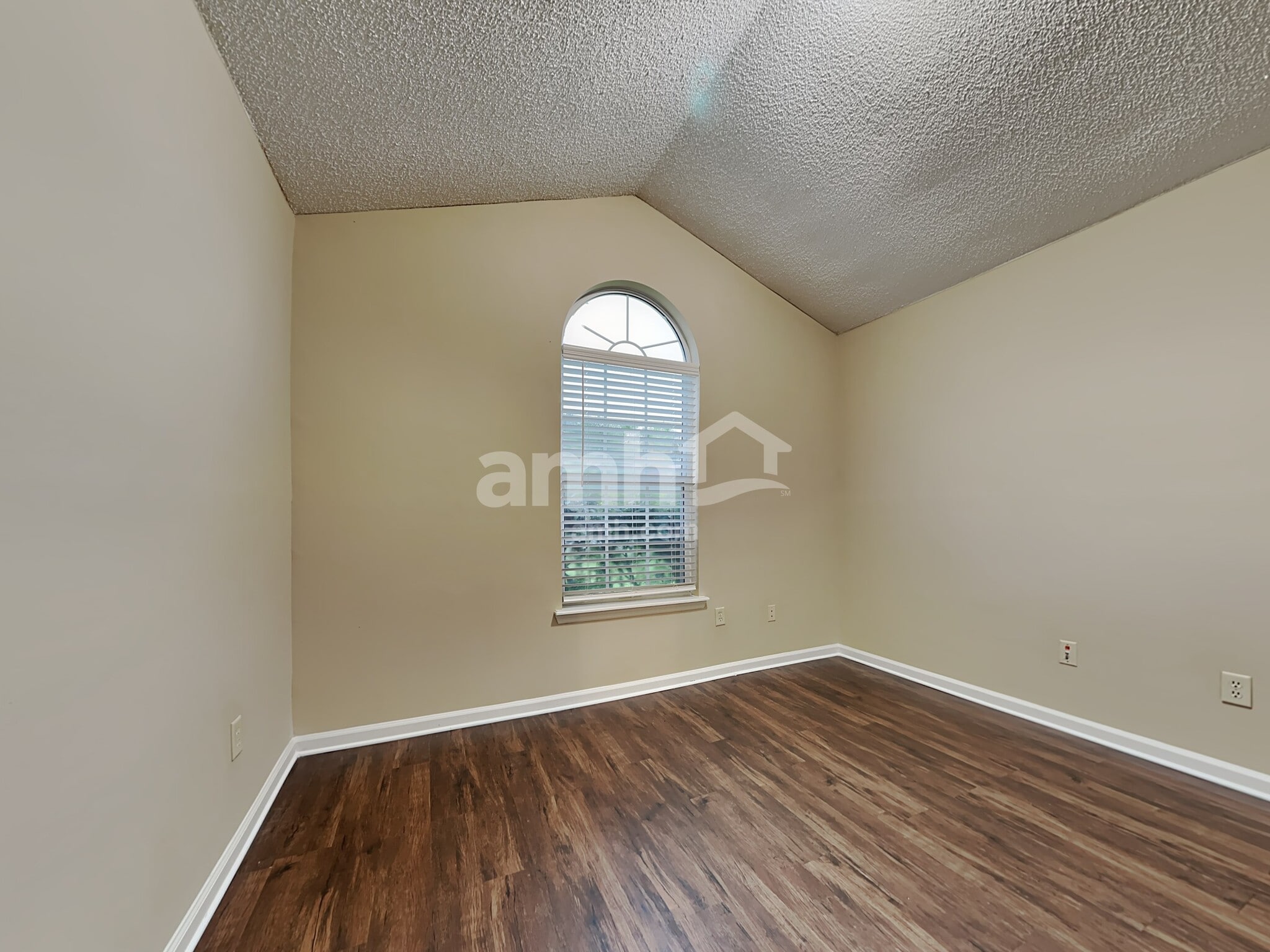 Building Photo - 1852 Willesdon Dr E