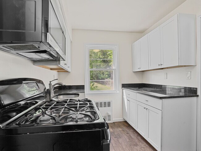 Building Photo - 262 Glenbrook Rd