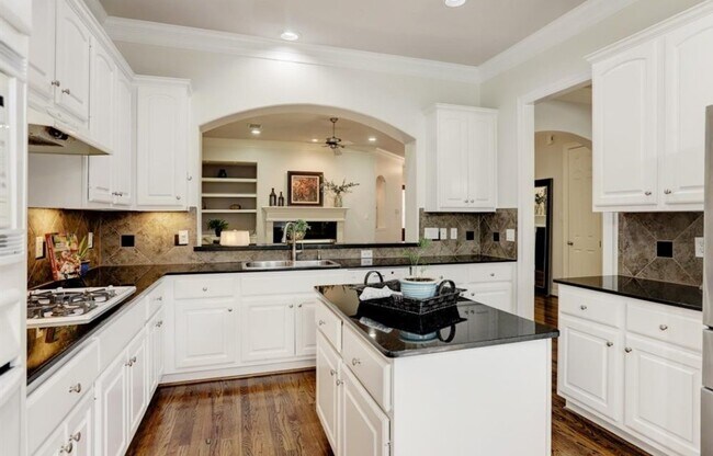Building Photo - 1506 Shady Villa Fern