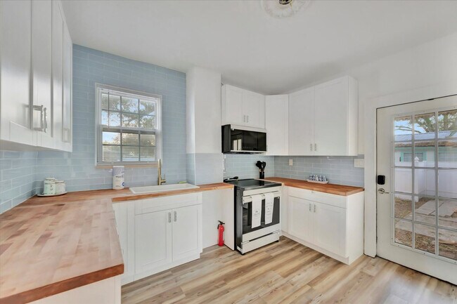 Building Photo - 207 6th St N