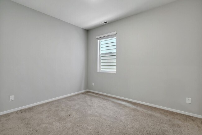 Building Photo - Spacious Puyallup Home with Room for the E...