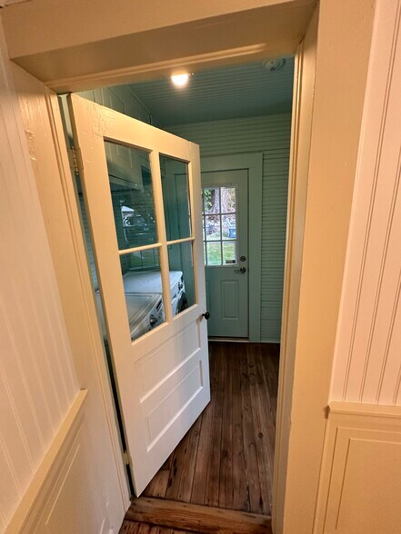 Building Photo - 537 Main St