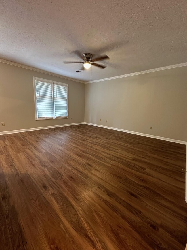 Building Photo - 3505 Lakeside Ct