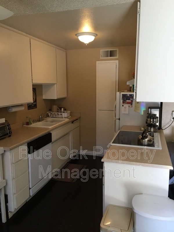 Building Photo - 1412 N Cherry St