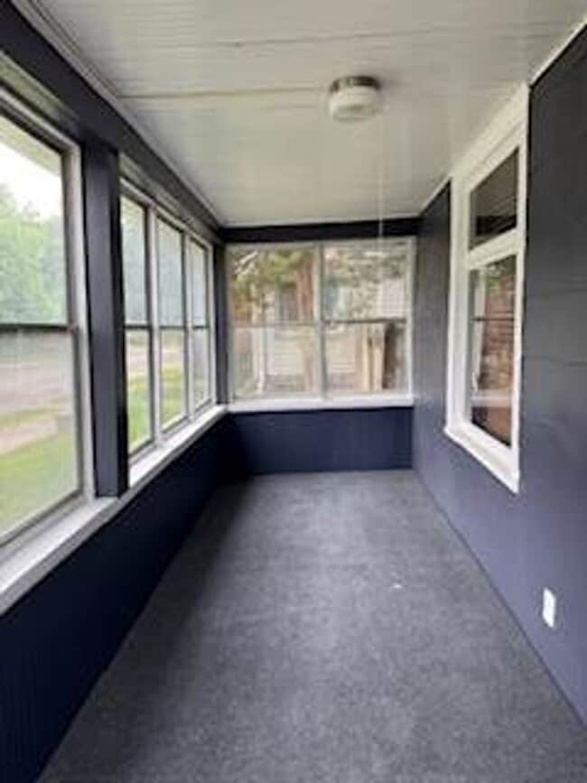 Building Photo - 3 Bedroom / 1 Bathroom Private Fenced Yard...
