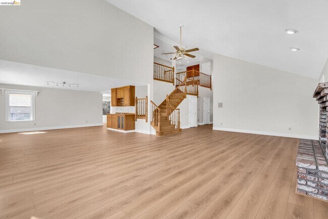 Building Photo - 5650 Edgeview Dr