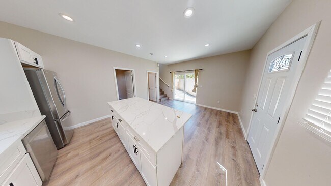 Building Photo - 4BD/2BA on 63rd!