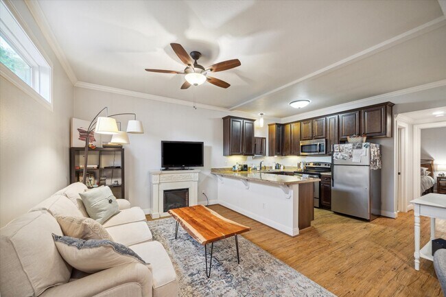 Building Photo - 611 E 20th St