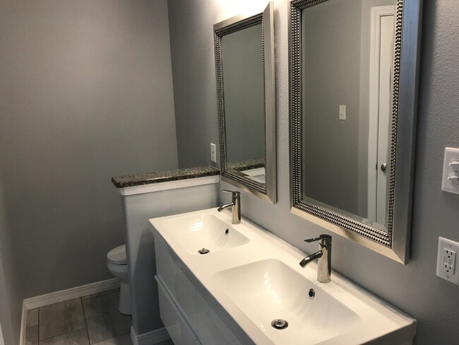 Building Photo - 3/2/2 In Willow Bend!
