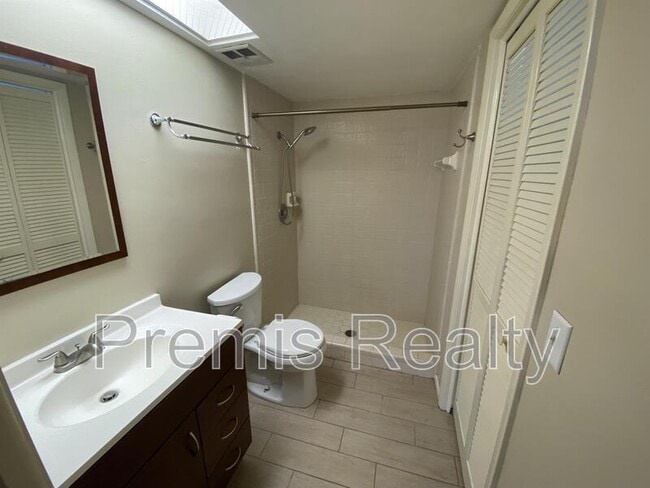 Building Photo - 14875 Cromwell Dr