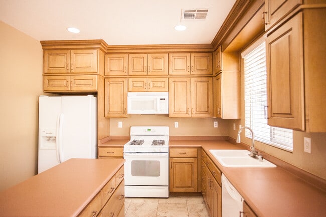 Building Photo - Wonderful house in Henderson