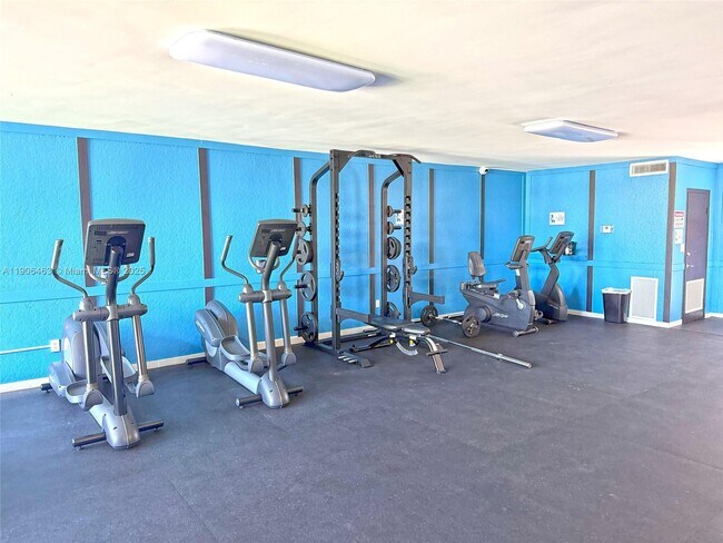 Building Photo - 879 NE 195th St