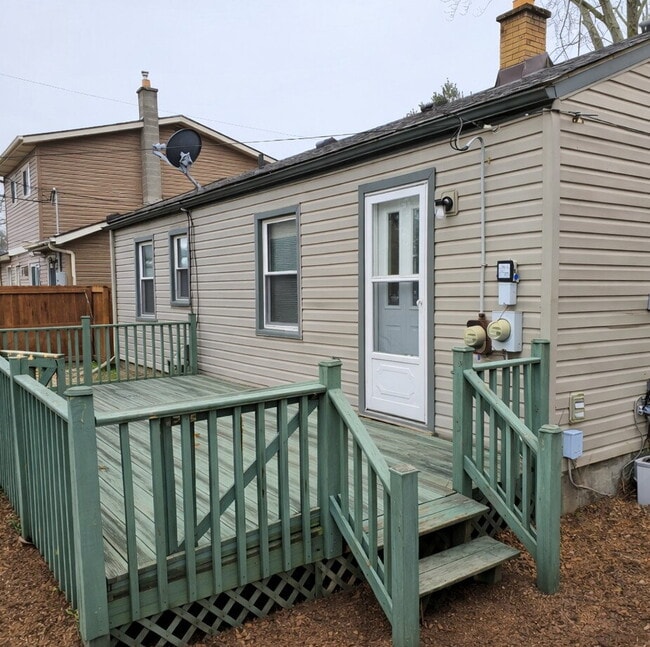 Building Photo - 3 Bedroom, 1 Bath Ranch w/ Fresh Updates Throughout. Spacious Living Room w/ New Laminate Floorin...