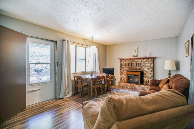Building Photo - Cozy One Bedroom One Bath Retreat -  FURNI...