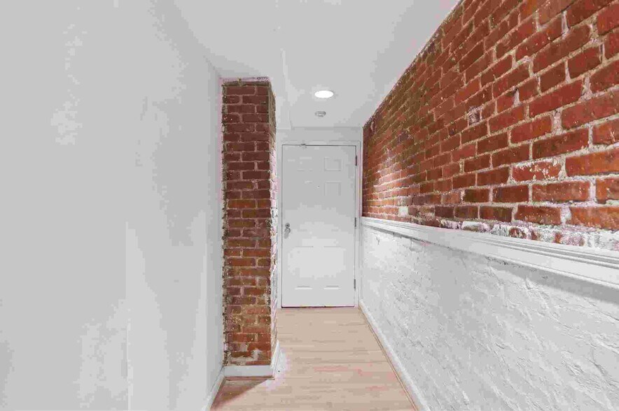 Building Photo - 103 Gainsborough St