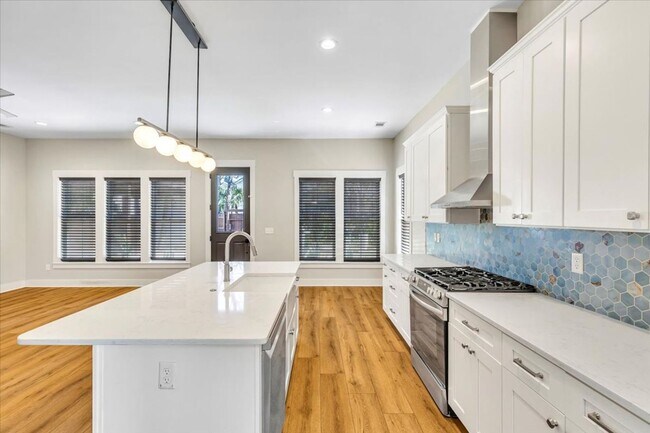 Building Photo - Downtown 4 bedroom home