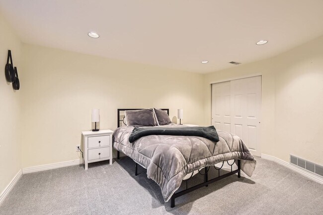 Building Photo - Gorgeous Home in Centennial w/Beautiful Fi...