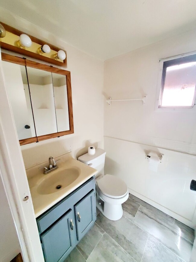 Building Photo - * PENDING* 3 Bedroom 2 Bath Single Family ...