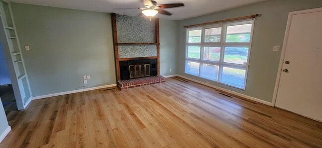 Building Photo - 3BR, 2BTH Beautiful ranch style home with ...