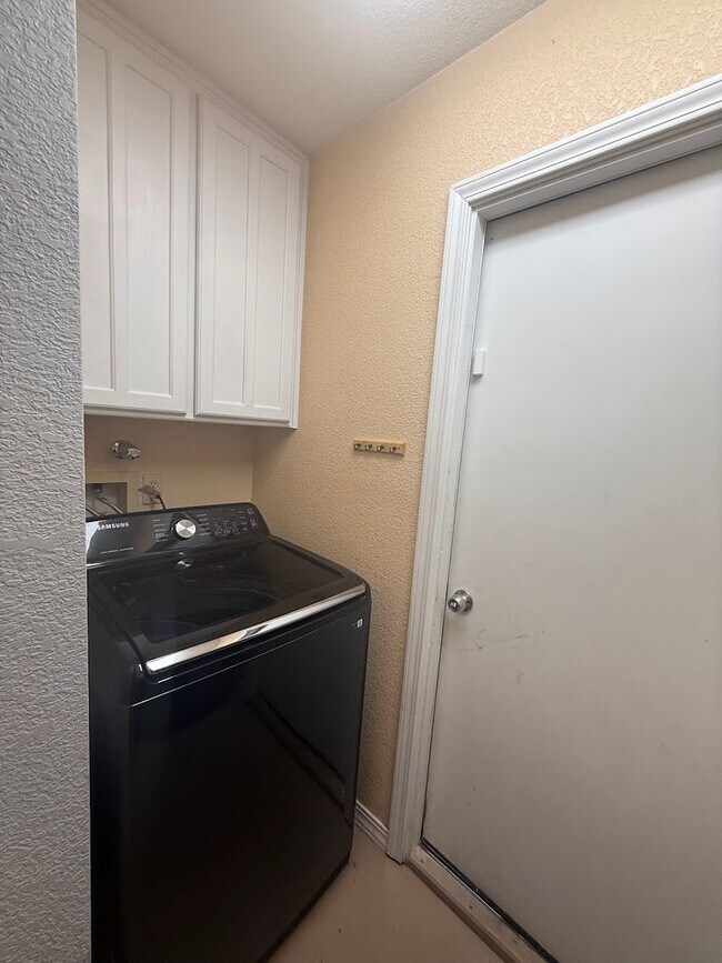 Building Photo - 609 Montwood Ct