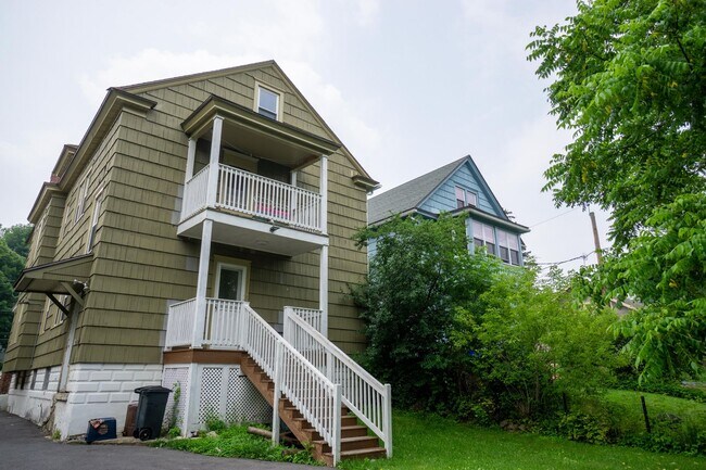 Building Photo - Newly Renovated First Floor Flat-Bright, S...