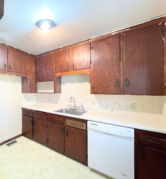 Building Photo - Cozy 3 bed 2 bath home with basement in Wichita