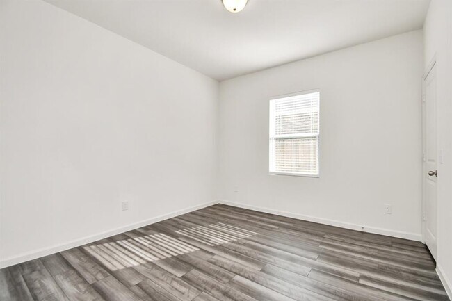 Building Photo - 7807 Royalwood Dr