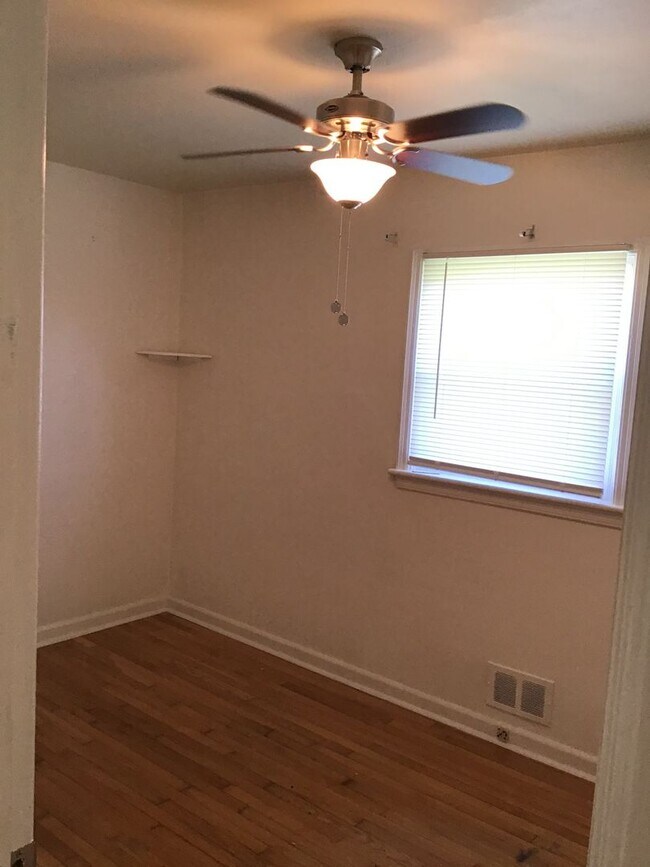 Building Photo - Spacious 3 bedroom 1 bath available soon (...